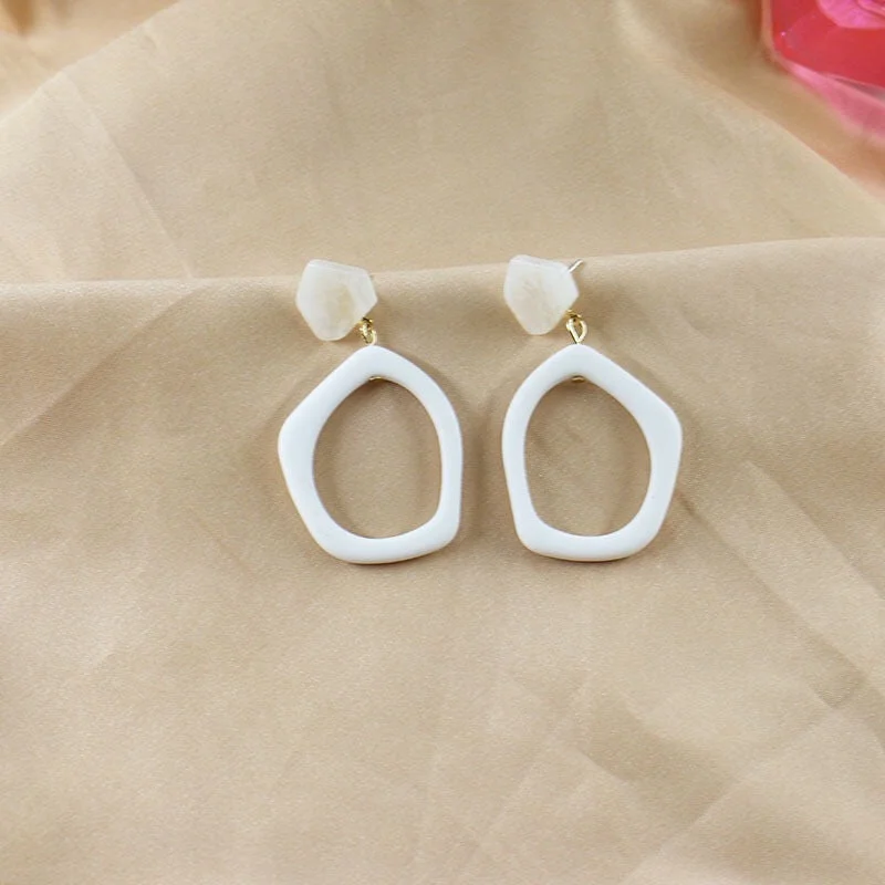 Don't Miss Out On Jaw-Dropping Jewelry Discounts gometric-earrings-jlt11206