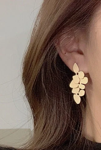 Make Your Outfit Shine With Discounted Jewelry Modern Gold Leaf Drop Earrings jlt11615
