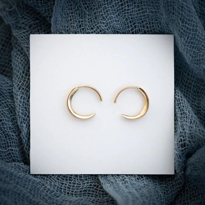 Elevate Your Outfit With Discounted Statement Jewelry Karambit Earrings Gold