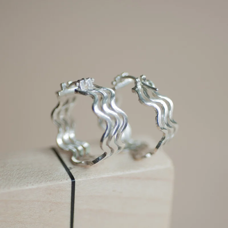 Seasonal Jewelry Deals – Elevate Your Style Squiggle Hoops