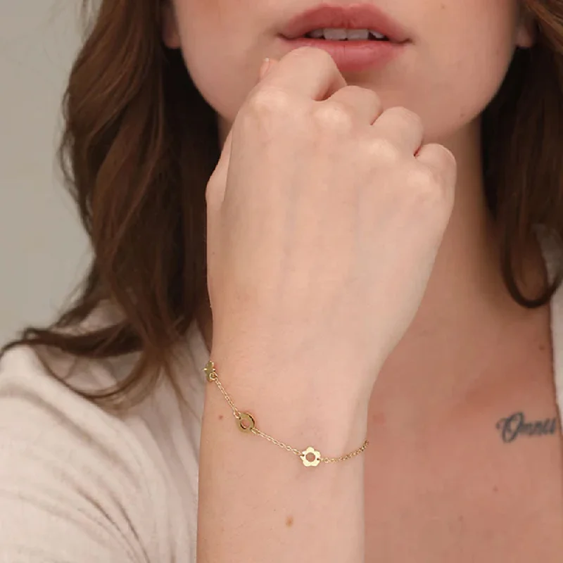 Elevate Your Outfit With Discounted Statement Jewelry Flower Charm Bracelet